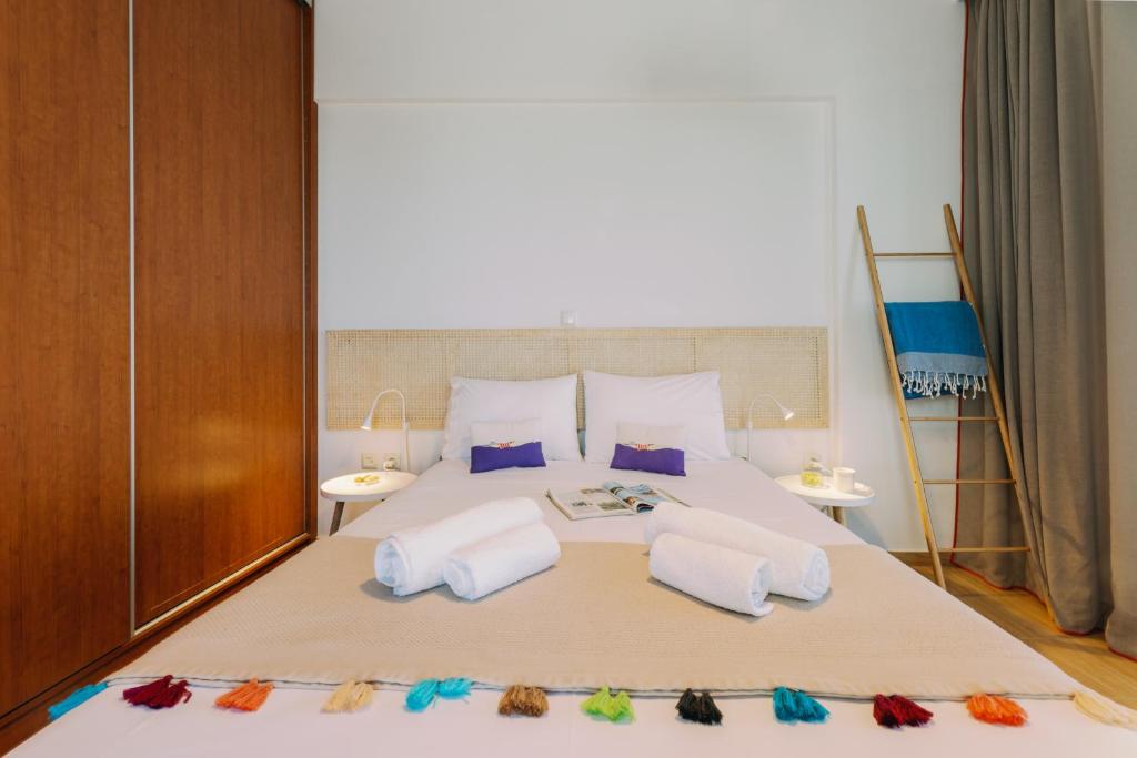 Postel nebo postele na pokoji v ubytování Mikra Bay Vineyard Guesthouses