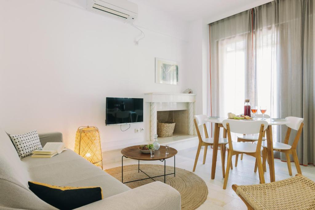 TV a/nebo společenská místnost v ubytování Mikra Bay Vineyard Guesthouses