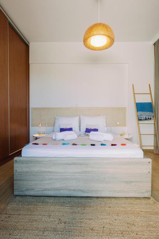 Postel nebo postele na pokoji v ubytování Mikra Bay Vineyard Guesthouses