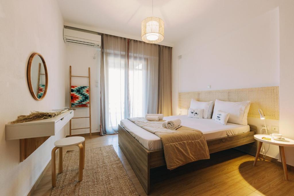 Postel nebo postele na pokoji v ubytování Mikra Bay Vineyard Guesthouses