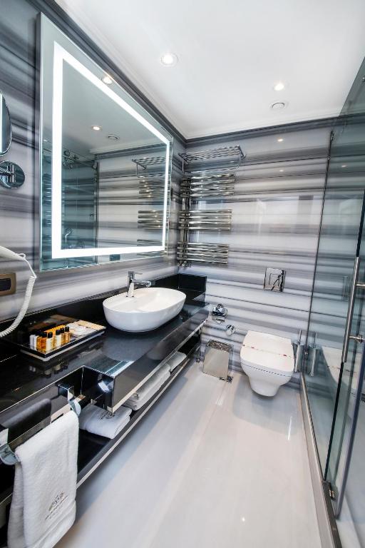 A bathroom at MANORS HOTEL