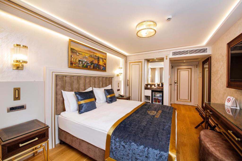 A bed or beds in a room at MANORS HOTEL