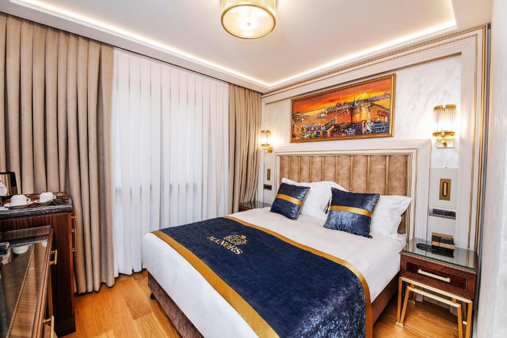 A bed or beds in a room at MANORS HOTEL