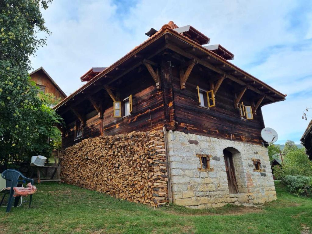 een oud stenen gebouw met een houten dak bij Vila MARA in Mokra Gora