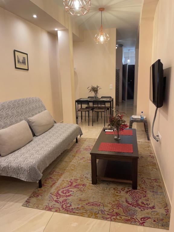 G&M Luxury Studios - One-Bedroom Apartment