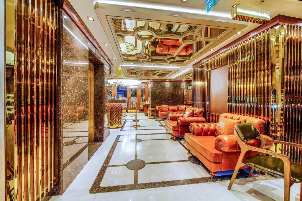 A seating area at MANORS HOTEL