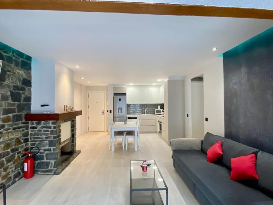 una sala de estar con un sofá y una mesa en Prober Comapedrosa, en Arinsal