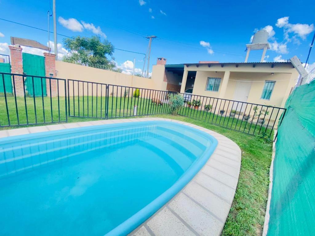 una piscina frente a una casa en Cabañas La Heredera en Salta