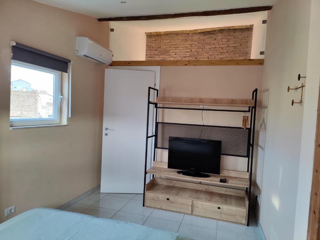 Łóżko lub łóżka w pokoju w obiekcie Cuttigghiu Holiday Apartment