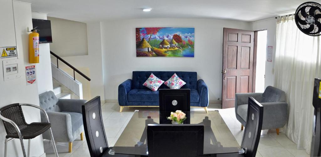 a living room with a blue couch and a table at Apartamento con vista al mar en el Rodadero in Santa Marta