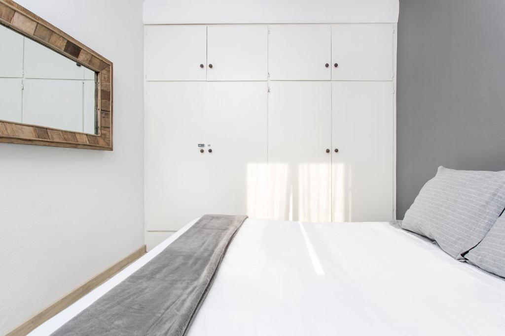 A bed or beds in a room at Click&Flat Rizal