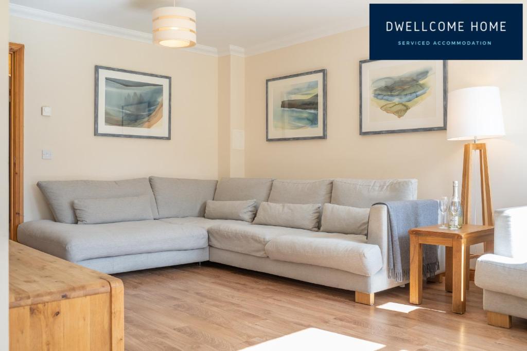 Posezení v ubytování Dwellcome Home Ltd 5 Double Bedroom 3 Bathroom House Free Driveway Parking, 637 Mbps WIFI, Ideal for Long Term Contractor, etc Stays, Regular Housekeeping Option - See Our Site for Assurance