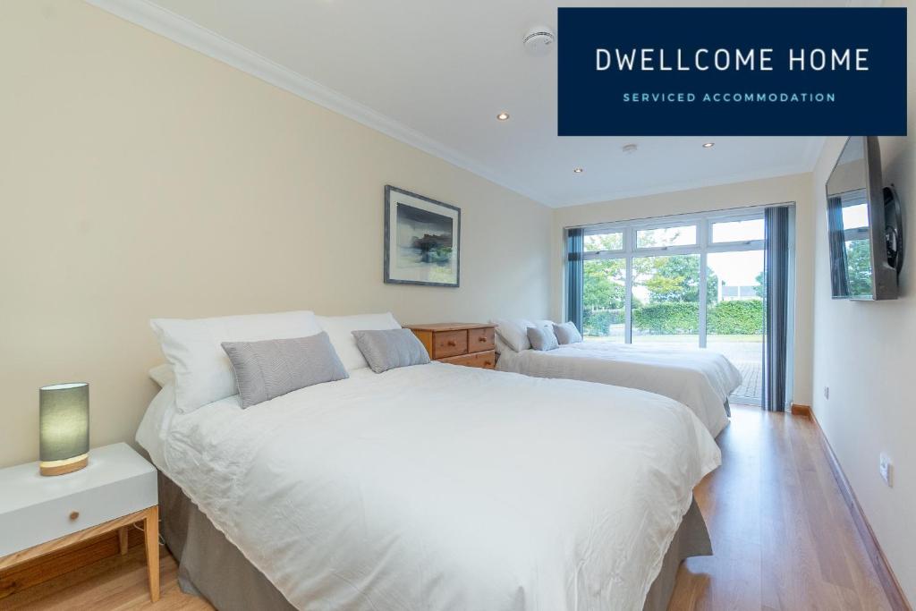 Postel nebo postele na pokoji v ubytování Dwellcome Home Ltd 5 Double Bedroom 3 Bathroom House Free Driveway Parking, 637 Mbps WIFI, Ideal for Long Term Contractor, etc Stays, Regular Housekeeping Option - See Our Site for Assurance