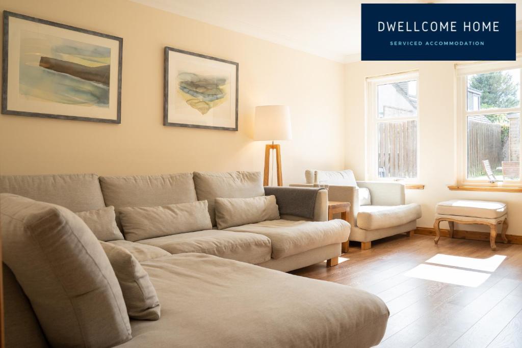 Posezení v ubytování Dwellcome Home Ltd 5 Double Bedroom 3 Bathroom House Free Driveway Parking, 637 Mbps WIFI, Ideal for Long Term Contractor, etc Stays, Regular Housekeeping Option - See Our Site for Assurance