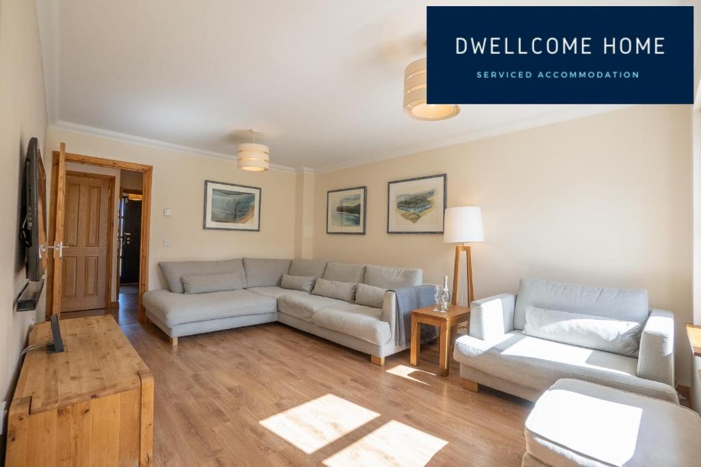 Posezení v ubytování Dwellcome Home Ltd 5 Double Bedroom 3 Bathroom House Free Driveway Parking, 637 Mbps WIFI, Ideal for Long Term Contractor, etc Stays, Regular Housekeeping Option - See Our Site for Assurance