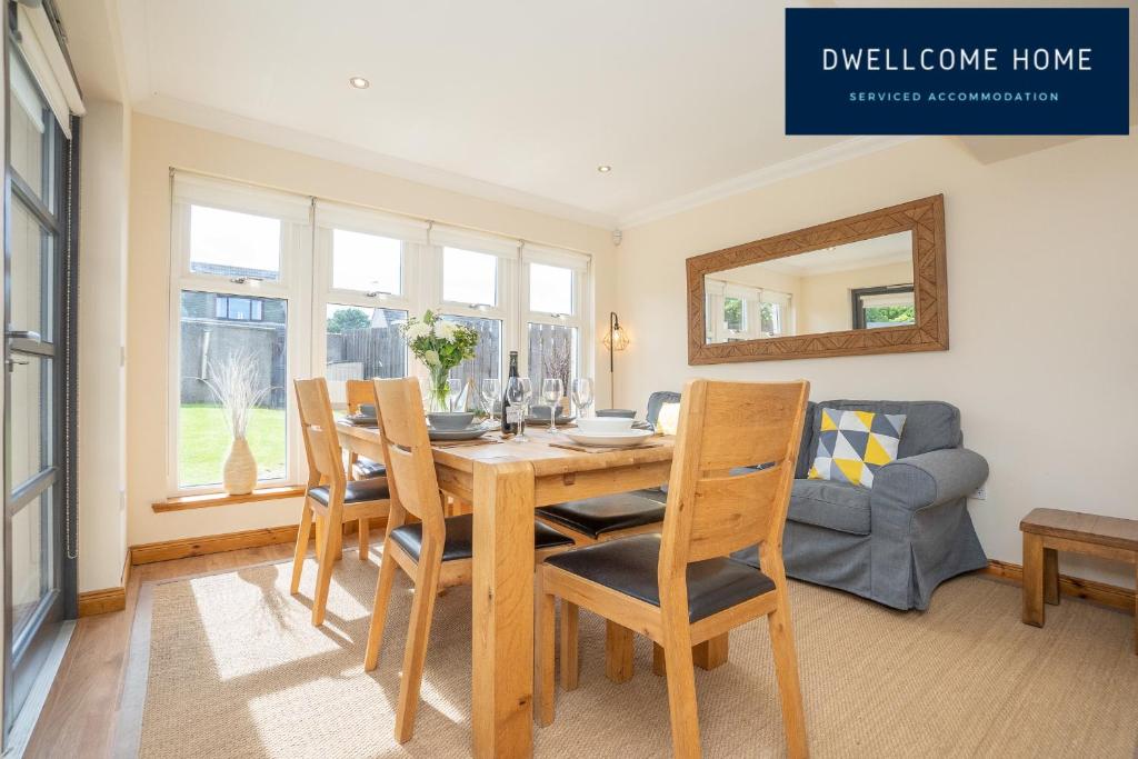 Fotografie z fotogalerie ubytování Dwellcome Home Ltd 5 Double Bedroom 3 Bathroom House Free Driveway Parking, 637 Mbps WIFI, Ideal for Long Term Contractor, etc Stays, Regular Housekeeping Option - See Our Site for Assurance v destinaci Aberdeen