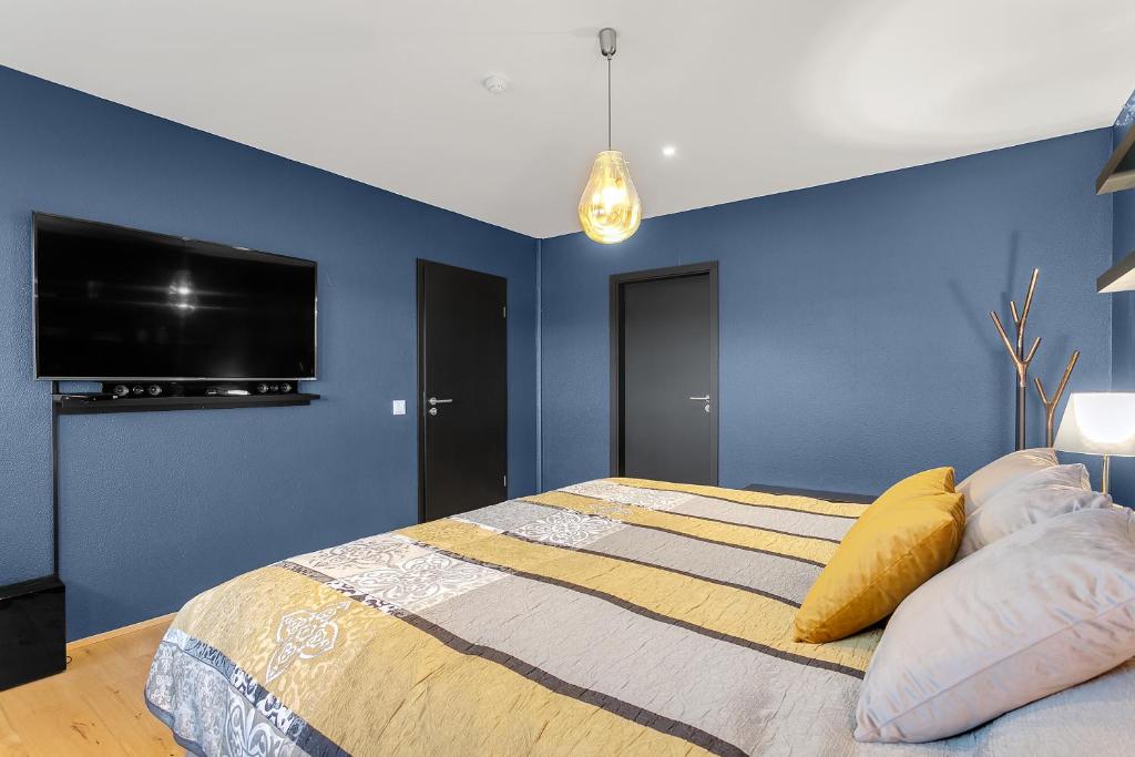 Postel nebo postele na pokoji v ubytování Seaside Villa - 6 Bedrooms HG OOOO6077