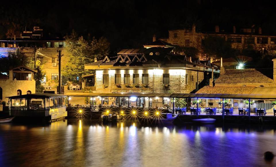 Výhled na řeku, která protéká v blízkosti hotelu