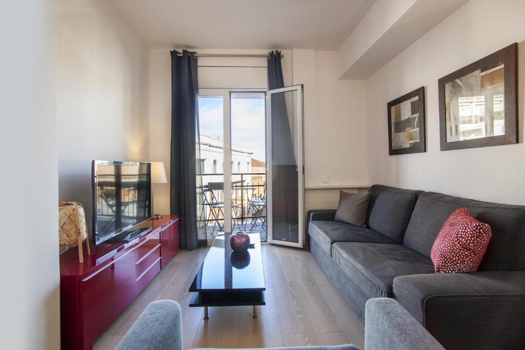 a living room with a couch and a glass table at 73cop1034 - Spacious apartment with terrace in Barcelona