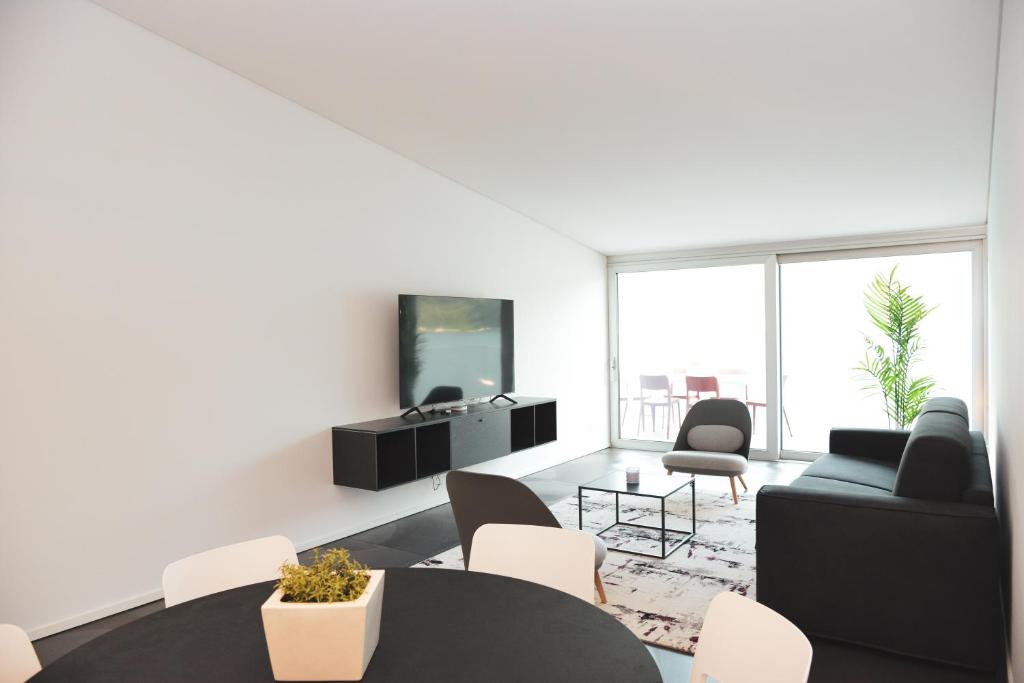TV a/nebo společenská místnost v ubytování One Only Lake View Penthouse no01