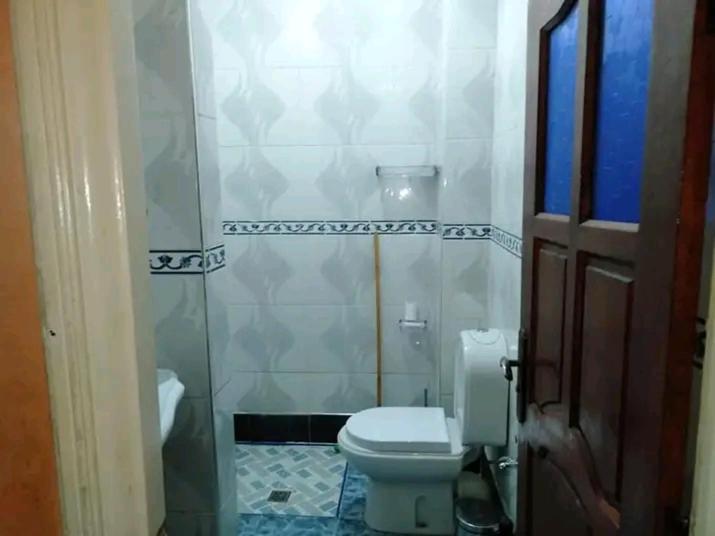 حمام في شقة مفروشة ومجهزة بمدينة أسفي بالطابق التاني للعائلات والأجانب