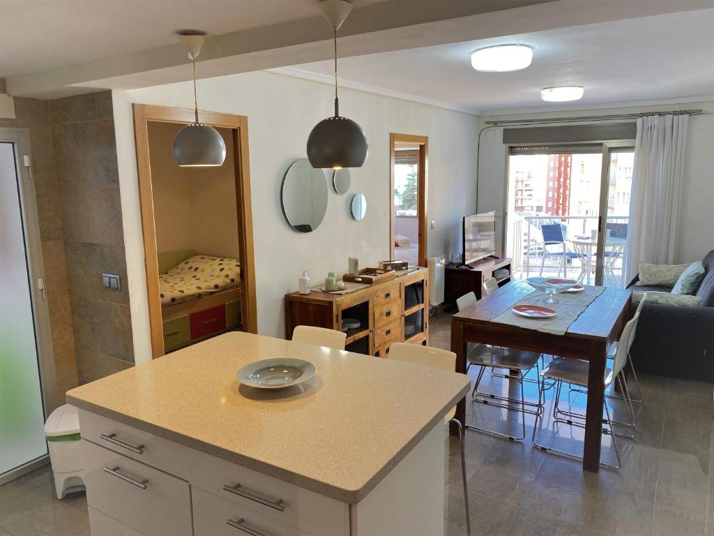Posezení v ubytování Renovated Apartment Steps Away from the Beach