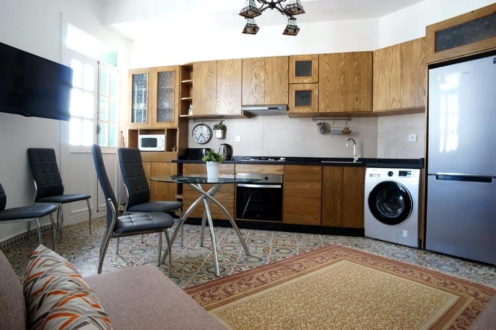 a kitchen with a washer and dryer in a room at Tetouan Luxury Apartment in Tétouan