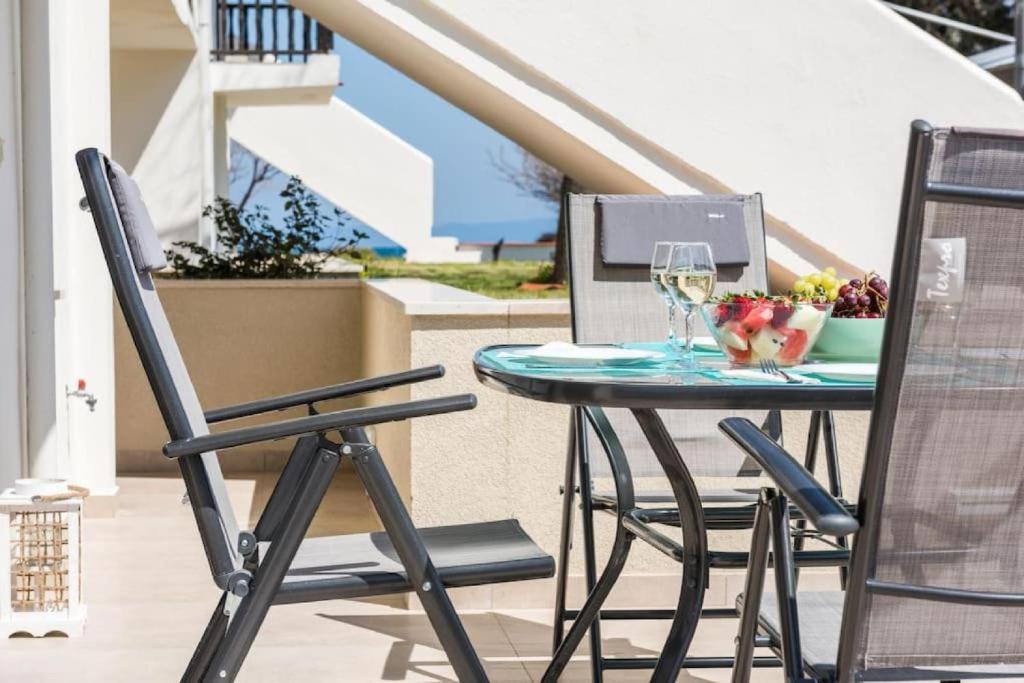 Balkón alebo terasa v ubytovaní Arelia Beachfront Garden View Apartment