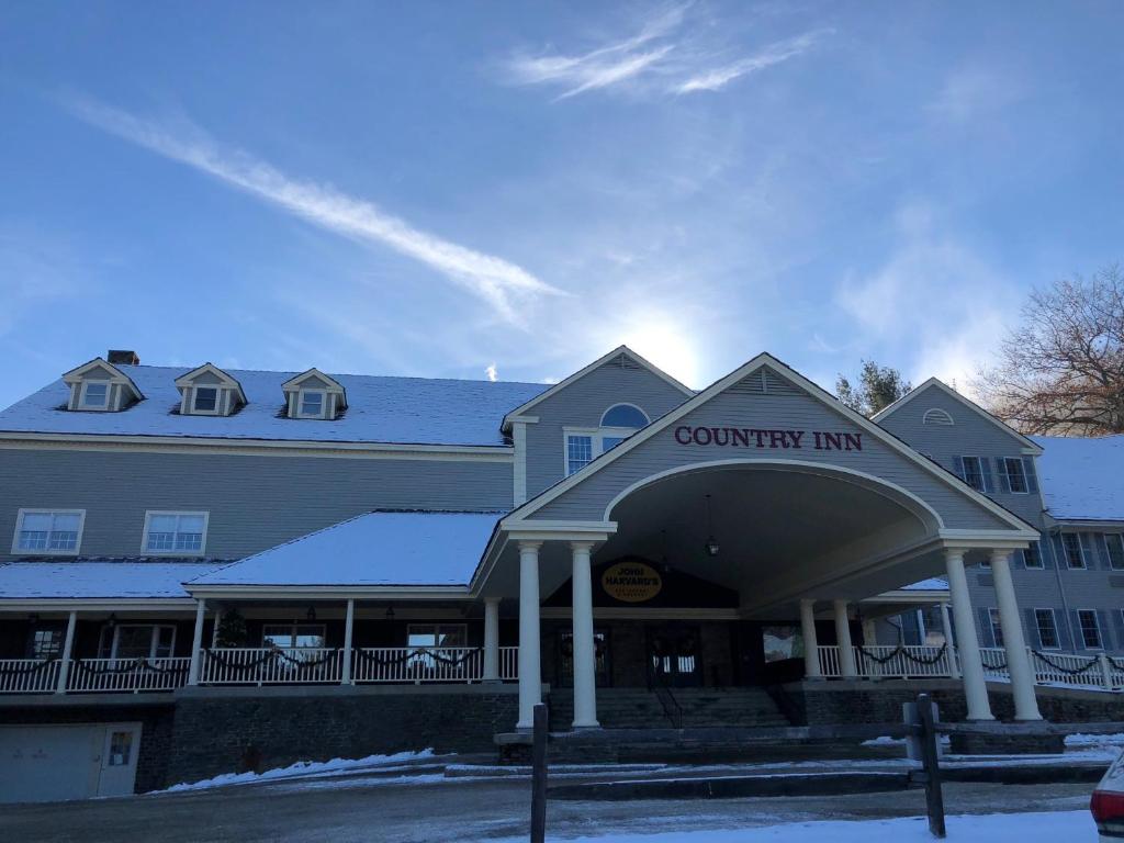 un bâtiment avec un panneau d'auberge du comté dans l'établissement Jiminy Peak Mountain Resort, à Hancock