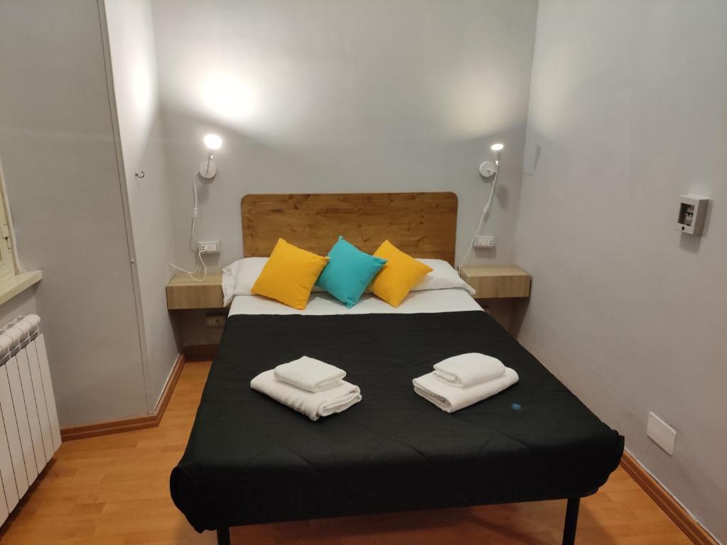 1 dormitorio con 1 cama con toallas en Hotel Big Bang, en Roma