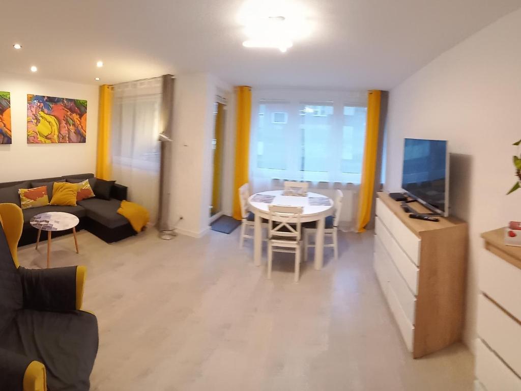Televízia a/alebo spoločenská miestnosť v ubytovaní Mieszkanie 3 pokojowe Park Chopina