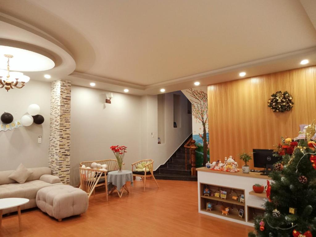 una sala de estar con un árbol de Navidad en una habitación en Thương Ơi House en Da Lat