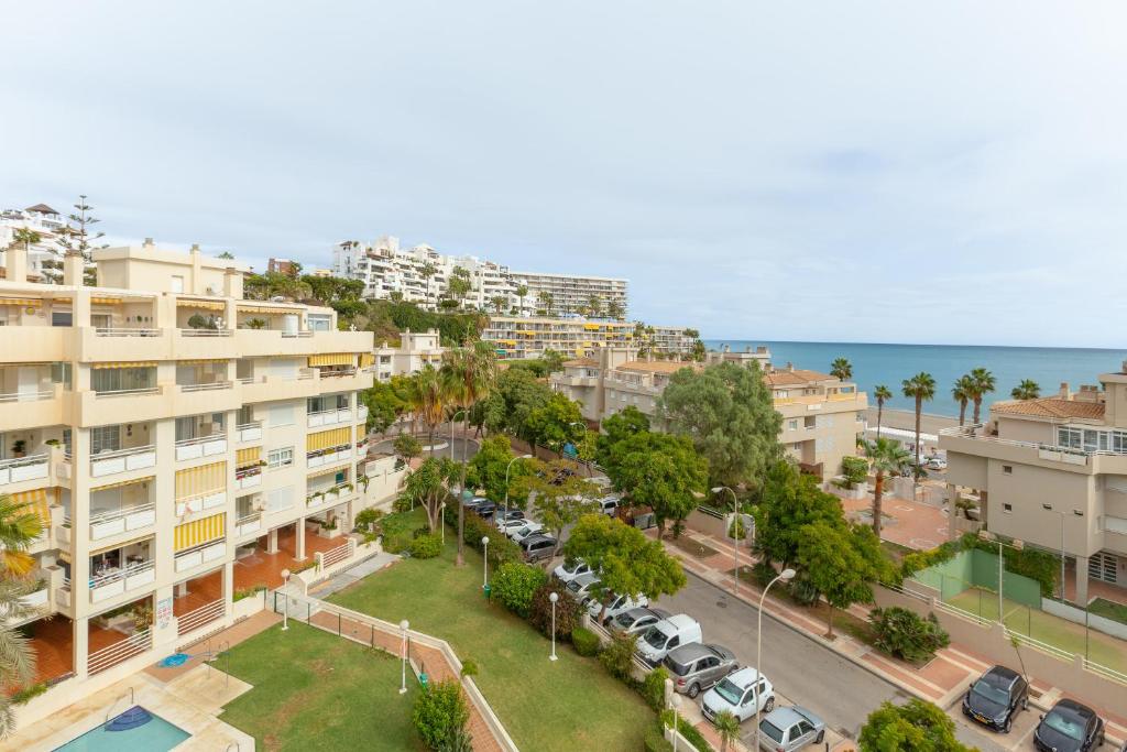 z góry widok na miasto z budynkami i ocean w obiekcie Atico Lujoso w mieście Torremolinos
