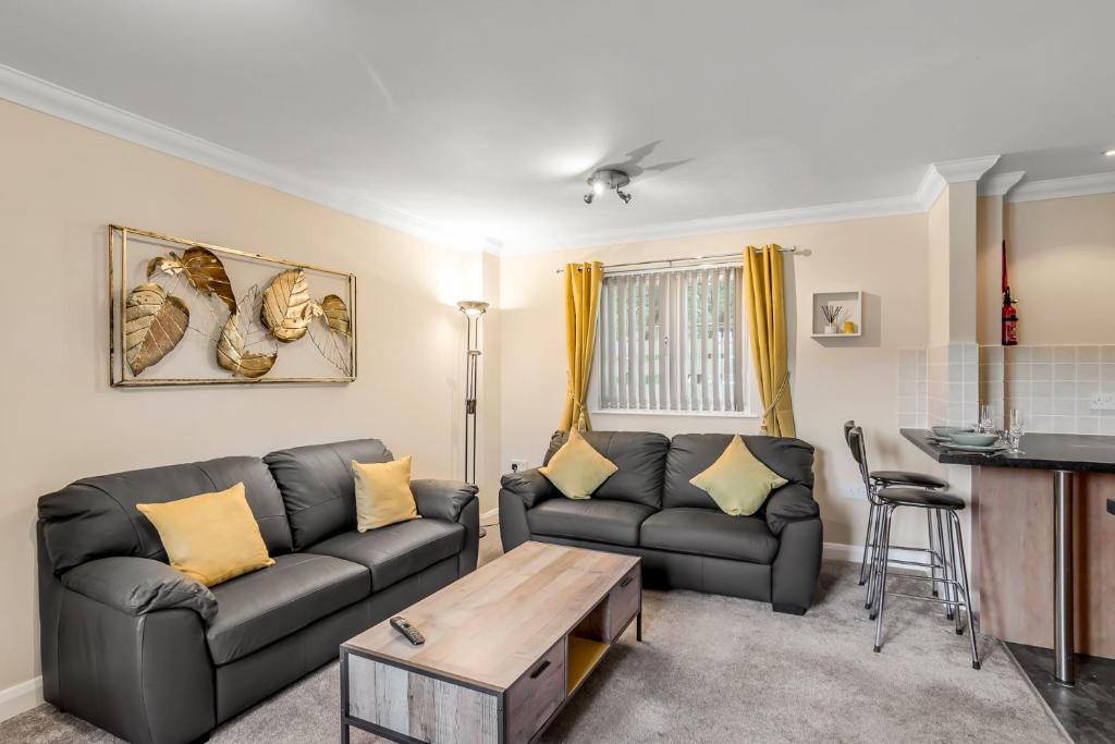 a living room with two couches and a table at Central Townhouse 2 Bedr W Fully Equipped Kitchen Washing Machine & Parking- Ginger & Gold Ltd in Norwich