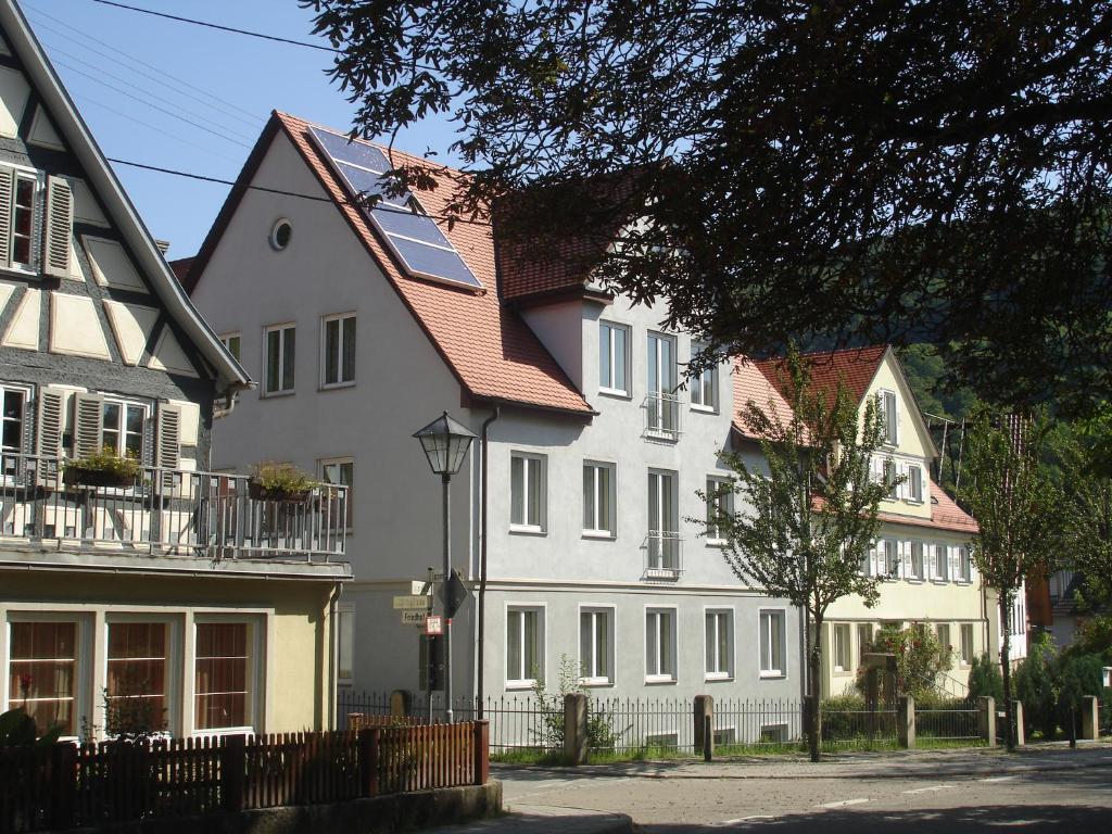 una gran casa blanca con techo rojo en Serviced Apartments Hohenlohe, 