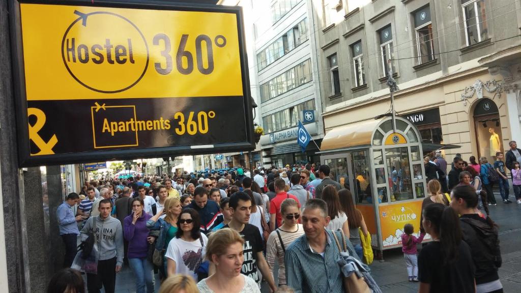 una folla di persone che camminano per una strada trafficata di Hostel Bed&Coffee 360° a Belgrado