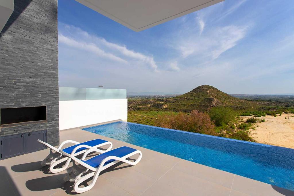 Bazén v ubytovaní CH Villa Skyline La Marquesa Golf (Ciudad Quesada) alebo v jeho blízkosti