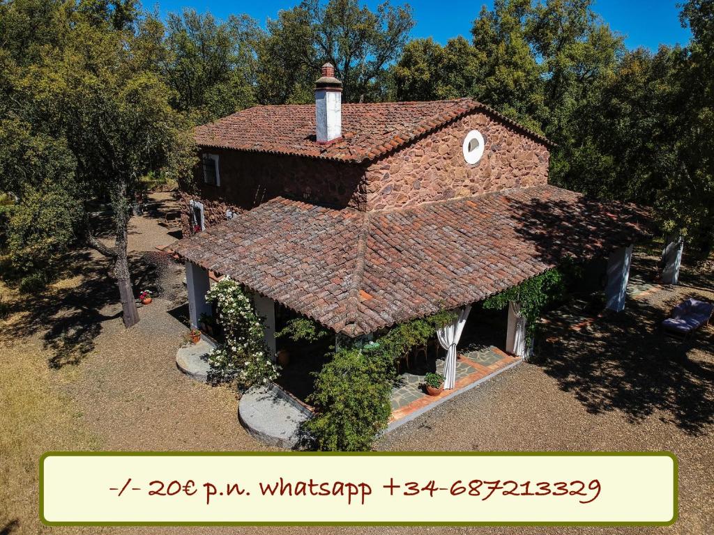 eine Aussicht auf ein Haus mit Dach in der Unterkunft Valle del Arroyo Casas Rurales - B&B - Solo adultos in Cortelazor