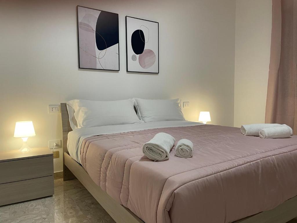 een slaapkamer met een groot bed en 2 handdoeken bij Anima Rosa in Monopoli