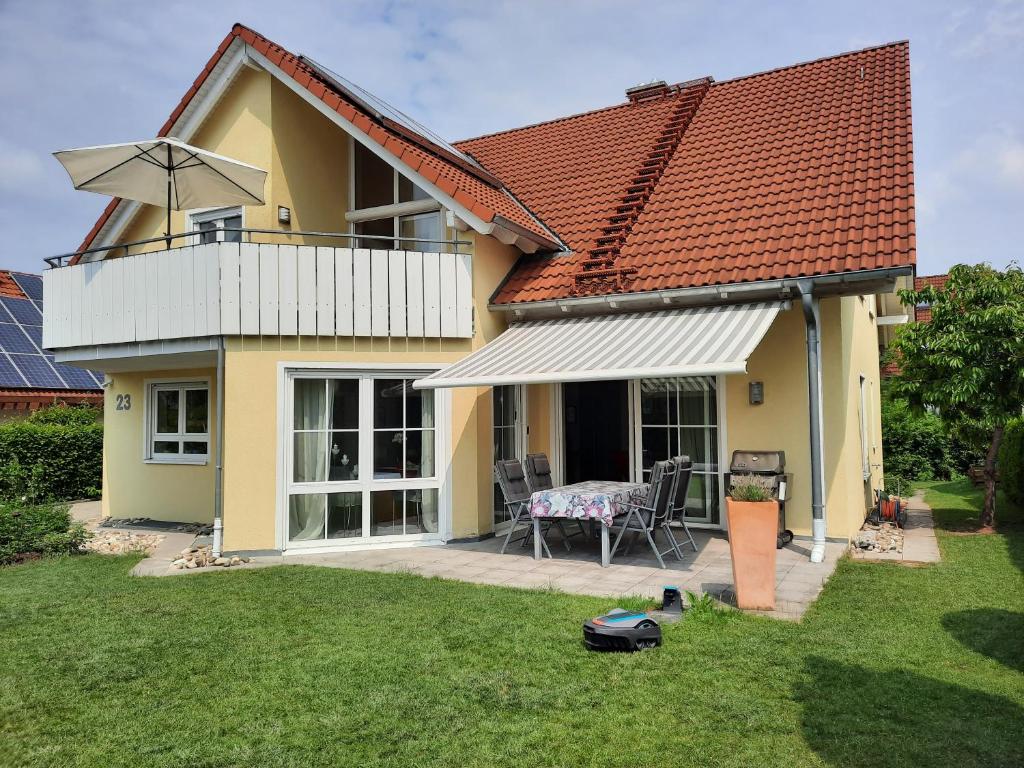 Casa con balcón y patio con mesa en Ferienwohnung Rosengarten, en Öhringen
