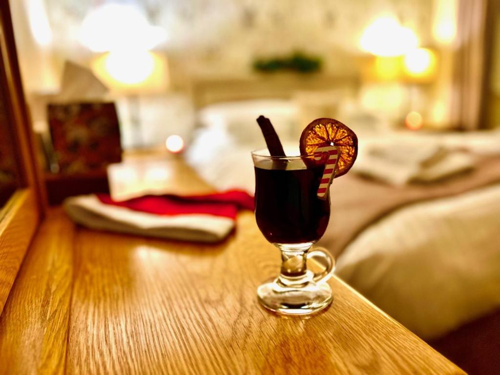 uma bebida num copo sentado numa mesa em Royal Oak em Keswick