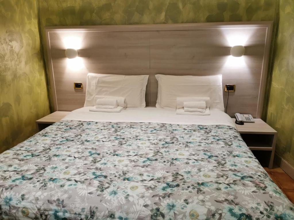 A bed or beds in a room at Hotel Orchidea