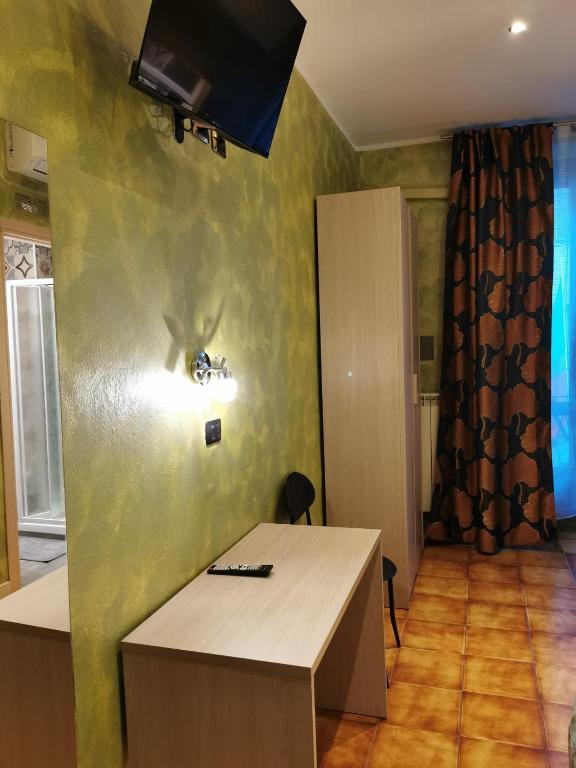 A television and/or entertainment centre at Hotel Orchidea