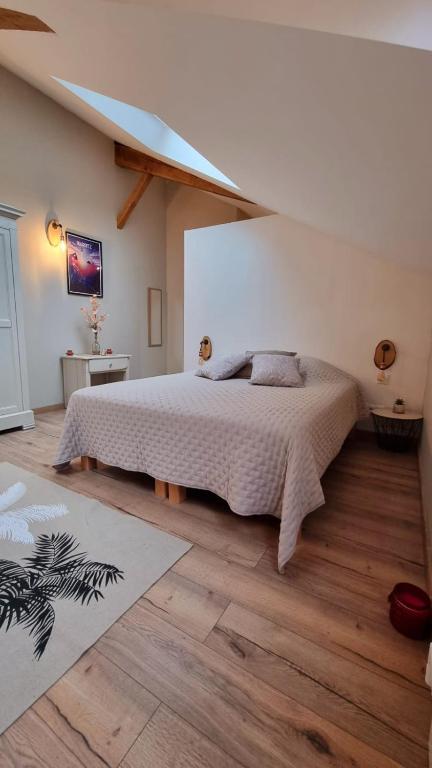 - une chambre avec un grand lit et du parquet dans l'établissement Domaine de Grisere chambre 1, à Tilh