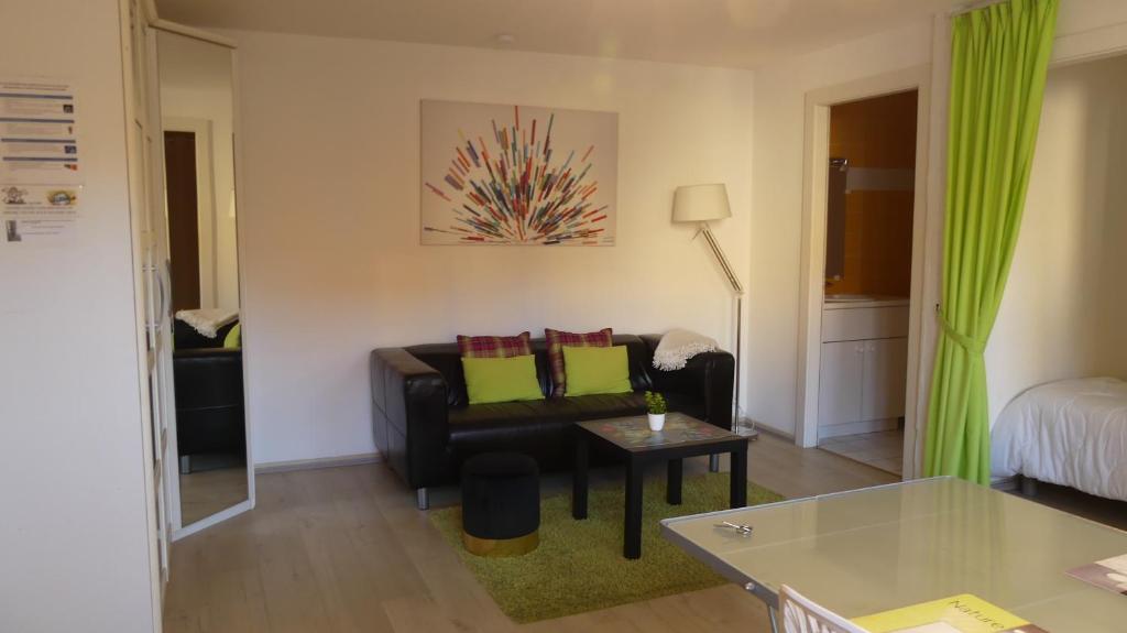 un salon avec un canapé et une table dans l'établissement Tripiers Anis, à Colmar