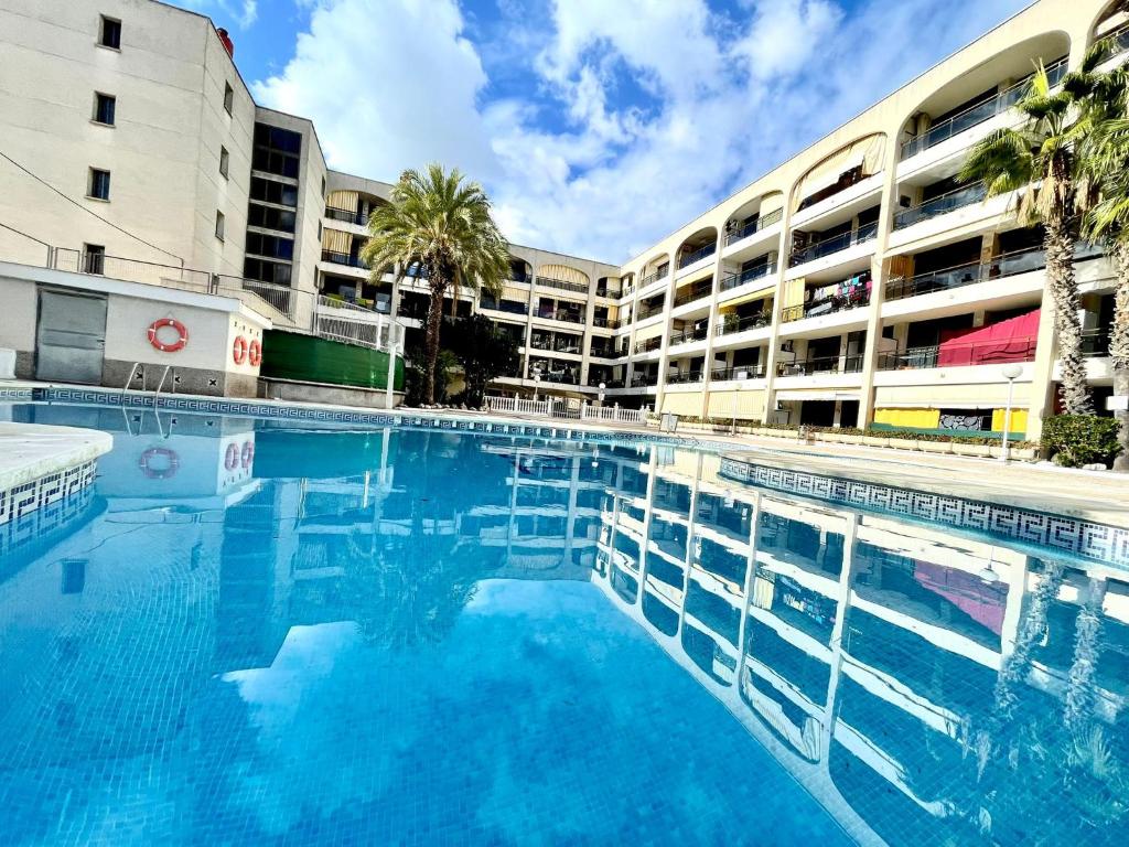 einem großen Pool vor einem Gebäude in der Unterkunft Apartemento piscina centro calella 3 min playa in Calella