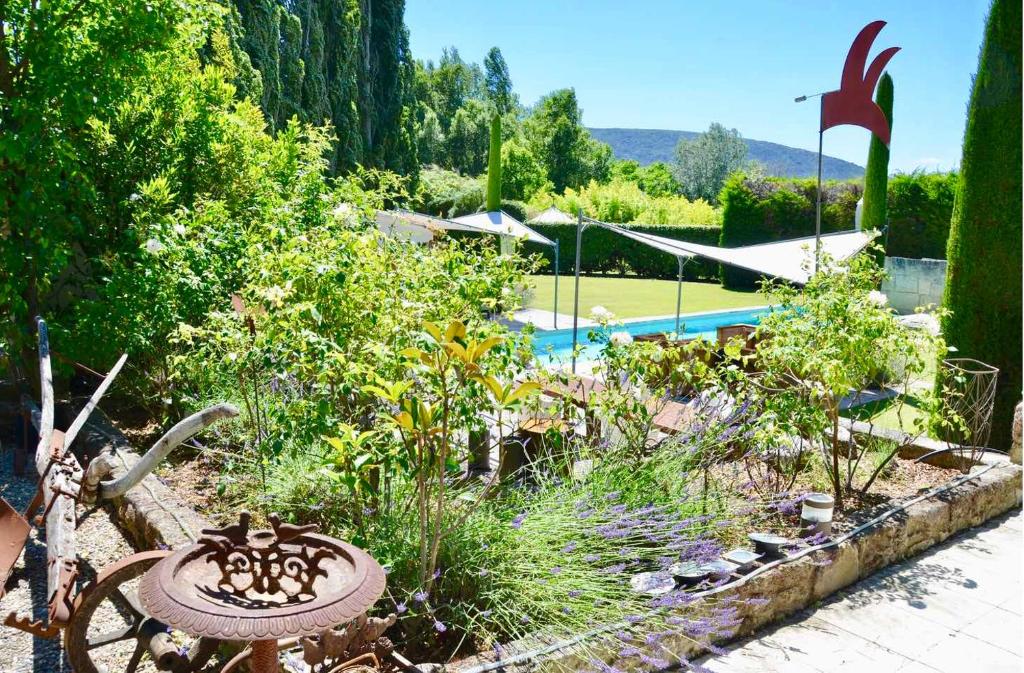 Bazén v ubytování LASUITE Domaine Bertuli, heated Pool, Aircon nebo v jeho okolí
