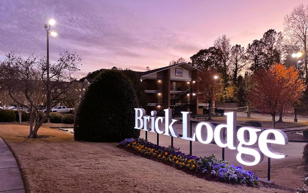 Brick Lodge Atlanta/Norcross في نوركروس: مبنى به لافتة تنص على نزل من الطوب