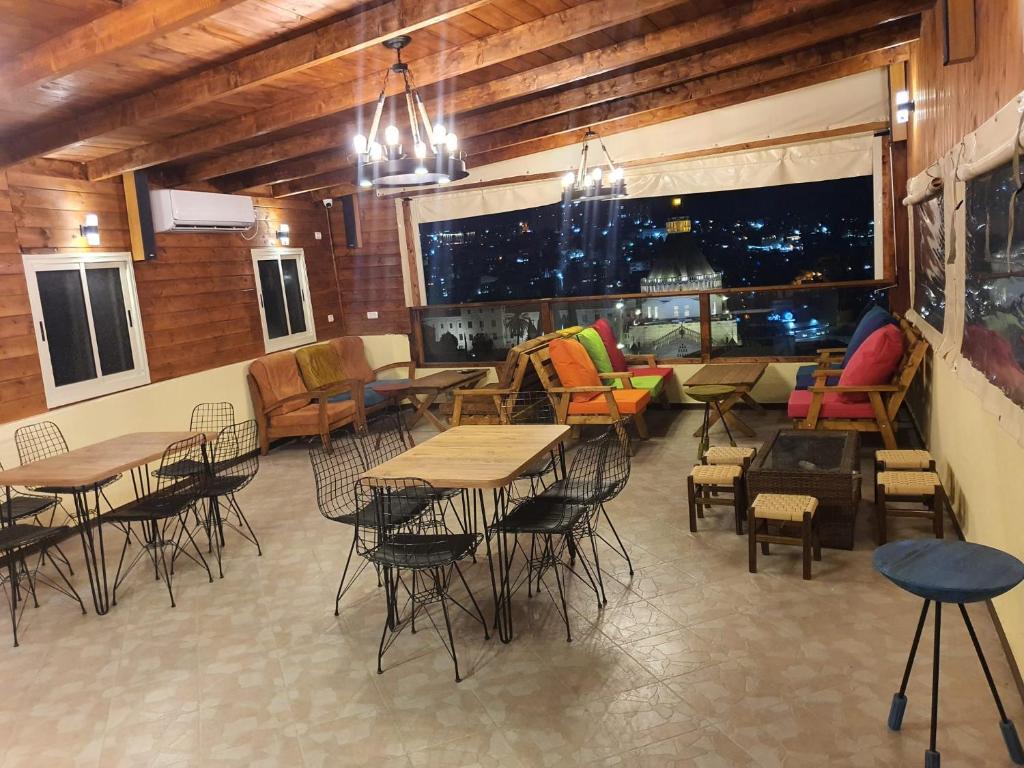 Posezení v ubytování Seedi Yousef Hostel & Cafe