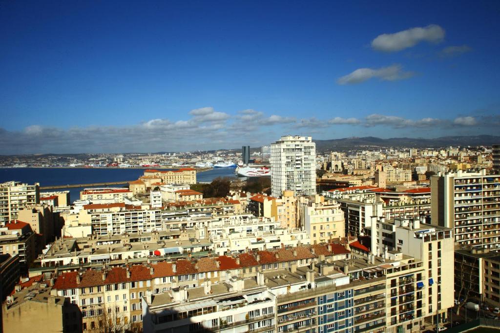 vistas a una gran ciudad con edificios en studio vue imprenable sur marseille, en Marsella